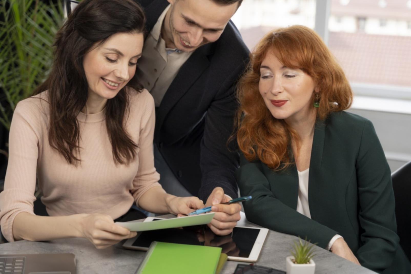 Internationale Studierende beim gemeinsamen Lernen über Finanzplanung
